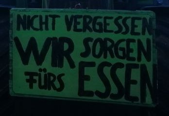 Demo der
                      Bauern am 8.1.2024: Plakat: Nicht vergessen, wir
                      sorgen f�rs Essen