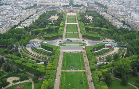 Der Tuilerien-Park in Paris - alles ist
                    nackter, steriler Rasen. Mal eine geschützte
                    Blumenwiese wachsen lassen im Park in Paris?!
