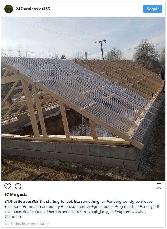 Construcción de un techo de un invernadero
                        bajo tierra (Walipini) con elementos plásticos
                        ondulados transparentes y estables.