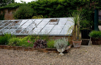 Unterirdisches Gew�chshaus in Spetchley
                    Gardens, UK. Treppe runter zum Eingang rechts