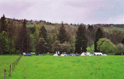 Der
                          Fluss Wiese, Auenpark mit T�llinger Berg im
                          Hintergrund, mit Zeltlager gegen die
                          Zollfreistrasse.