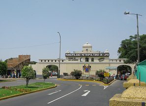Die Eingangsfassade des Zoos von Lima-San
                          Miguel (Parque de las leyendas)