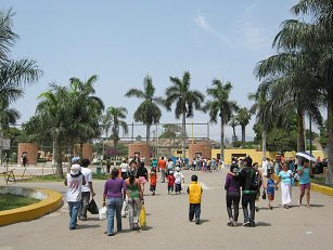 Der Innenhof und der Weg zum
                          Billetschalter. Die Billetschalter sind in den
                          roten "Bunkern"