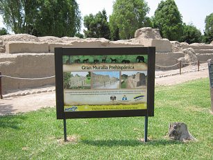 Die Tafel der grossen Stadtmauer im
                          ersten Bereich des Zoos