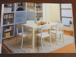 Wenn ein Esstisch auf
                      einem Teppich steht, dann kann bei unregelmssiger
                      Reinigung der Teppich zum Flohnest werden, weil
                      dort die Schuhe sind, die die Floheier eventuell
                      in die Wohnung tragen, und weil man dort am
                      ehesten grndlich die Schuhe abstreift. Die Flhe
                      springen dann an die Beine.