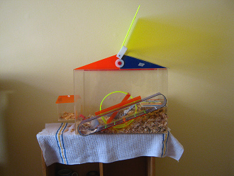 Der braune Hamster im grossen
                              Hamsterhaus 03, das aufgeklappte
                              Hamsterhaus, Seitenansicht