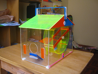Kleines Hamsterhaus 02:
                                      Deswegen wurde noch ein kleines
                                      Huschen mit Hamsterrad
                                      dazugekauft