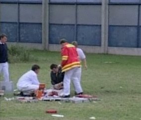 Volkan, 6 a�os, fue en un territorio
                          escolar cuando fue atacado por dos perros de
                          pelea, aqu� est� �l en el cesped despu�s el
                          ataque [24]