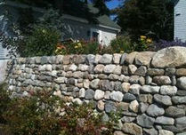 Trockenmauer im Garten, hier
                    k�nnen Wildbienen nisten