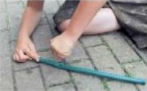 Hummelnest bauen
                                04: Der Schlauch wird an einer Seite mit
                                L�chern versehen zur Entw�sserung