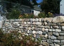 Trockenmauer im Garten, hier
                    k�nnen Wildbienen nisten