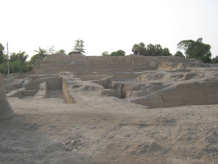 Die Ruine "Heilige St�tte zum Weissen
                Kreuz" ("Huaca Cruz Blanca") im
                Abendlicht