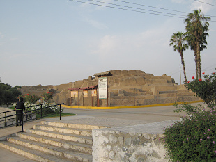 Blick zur�ck auf die Ruine "Huaca San
                Miguel" im Abendlicht mit Palmen