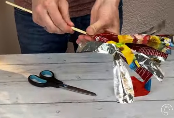 Cat fishing rod /
                      cat rustle homemade with a stick and a cut chip
                      bag