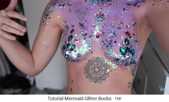 Meerjungfrau-Glaskristall-Glitterbusen 02
mit Blumen-Tattoo Meerjungfrau-Glaskristall-Glitterbusen 02 mit
Blumen-Tattoo