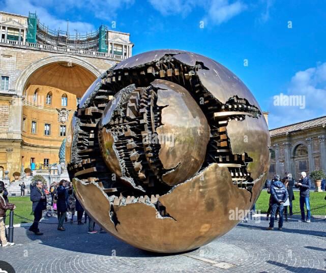 Vaticano
                                13-10-2023: La luna es un sat�lite
                                esp�a: En el Vaticano hay una escultura
                                lunar que est� abierta y muestra
                                estructuras inform�ticas, probablemente
                                IA