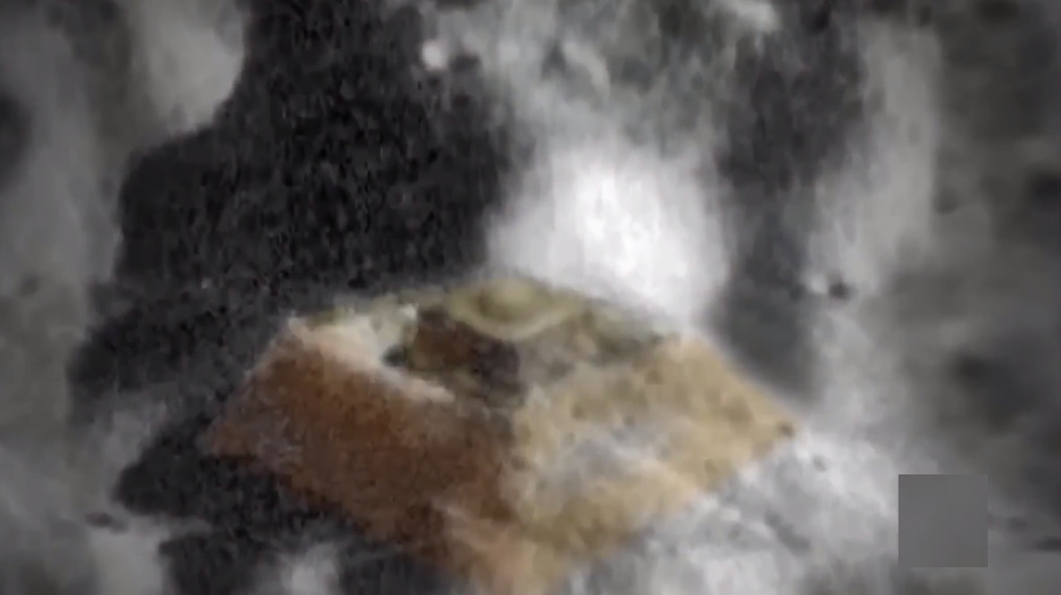 Koloriertes
                      Mondfoto: Breite Terrassenpyramide auf dem Mond