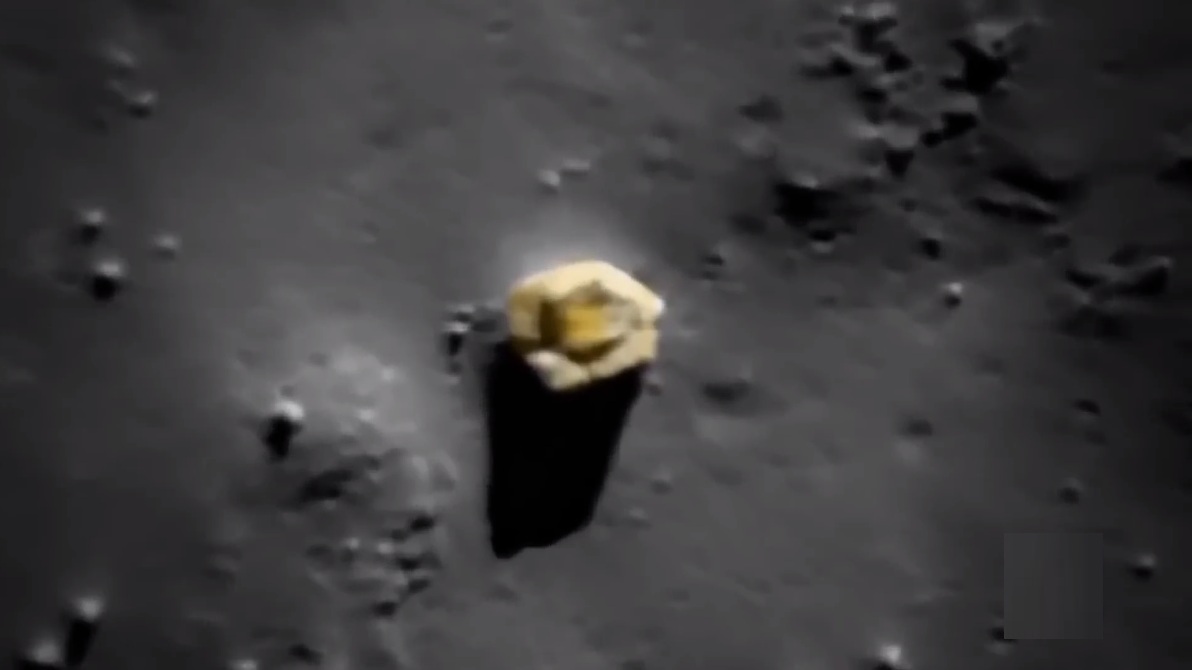 Koloriertes Mondfoto: Turm auf dem Mond