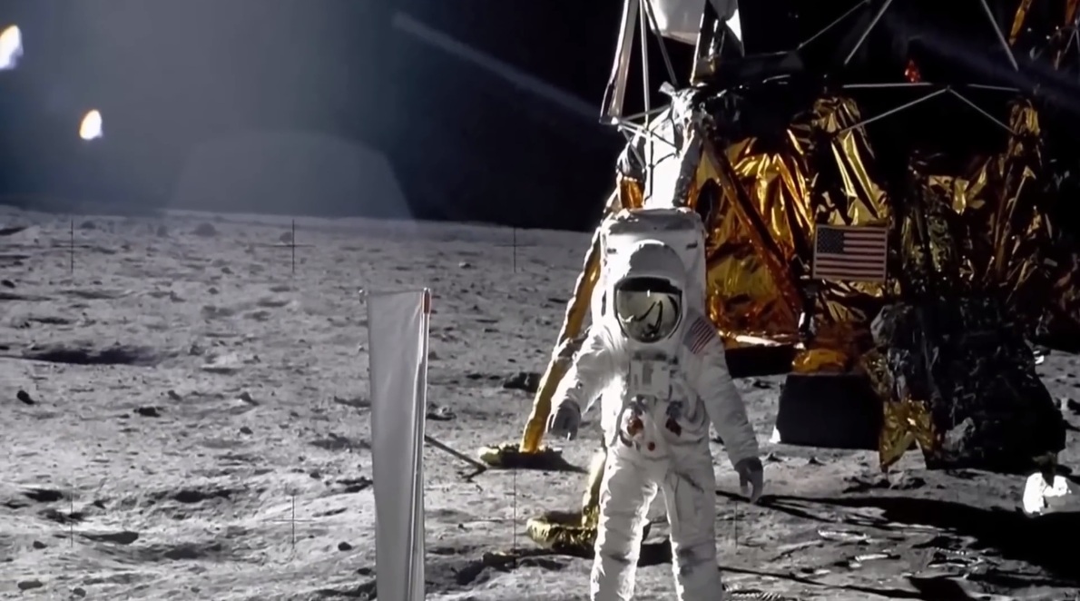 Apollo 11: FALSCHE Mondlandung in
                      der Mondhalle in Texas 1969: mit 2
                      "Sonnen" am Himmel