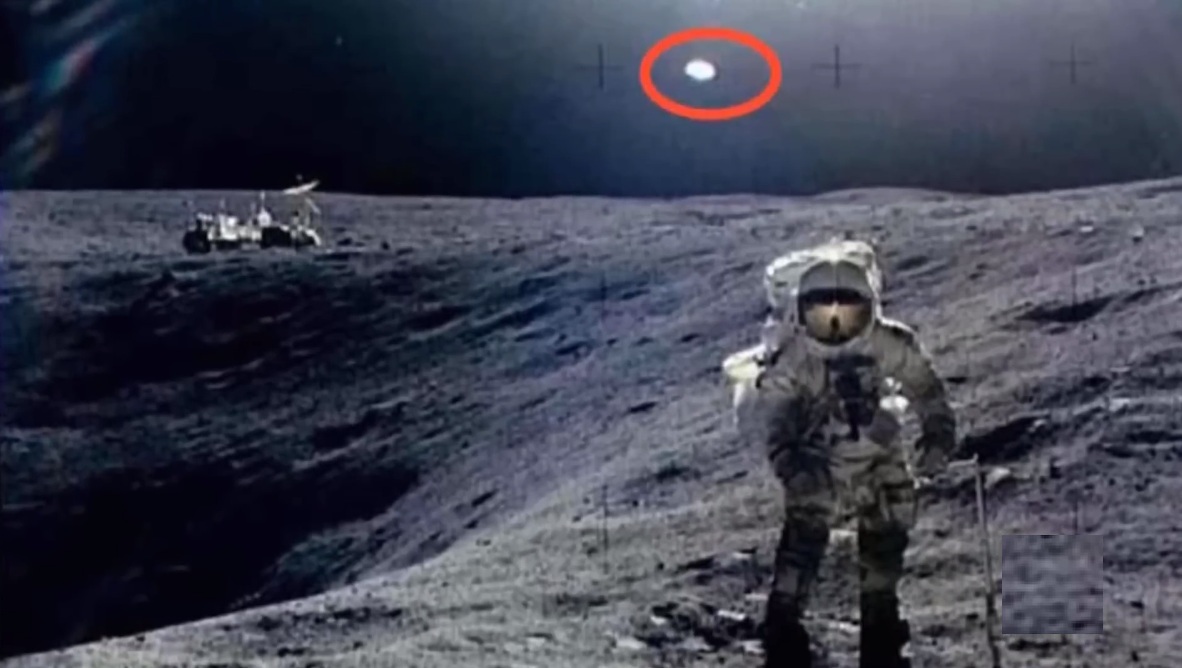 FAKE-Mondlandung in der Mondhalle in
                      Texas mit Astronaut Mitchell mit einer Lampe am
                      "Himmel", aber die Sterne sieht man
                      nicht?