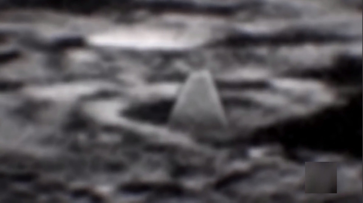 Photo de la Lune: pyramide escarp�e sur
                      la Lune