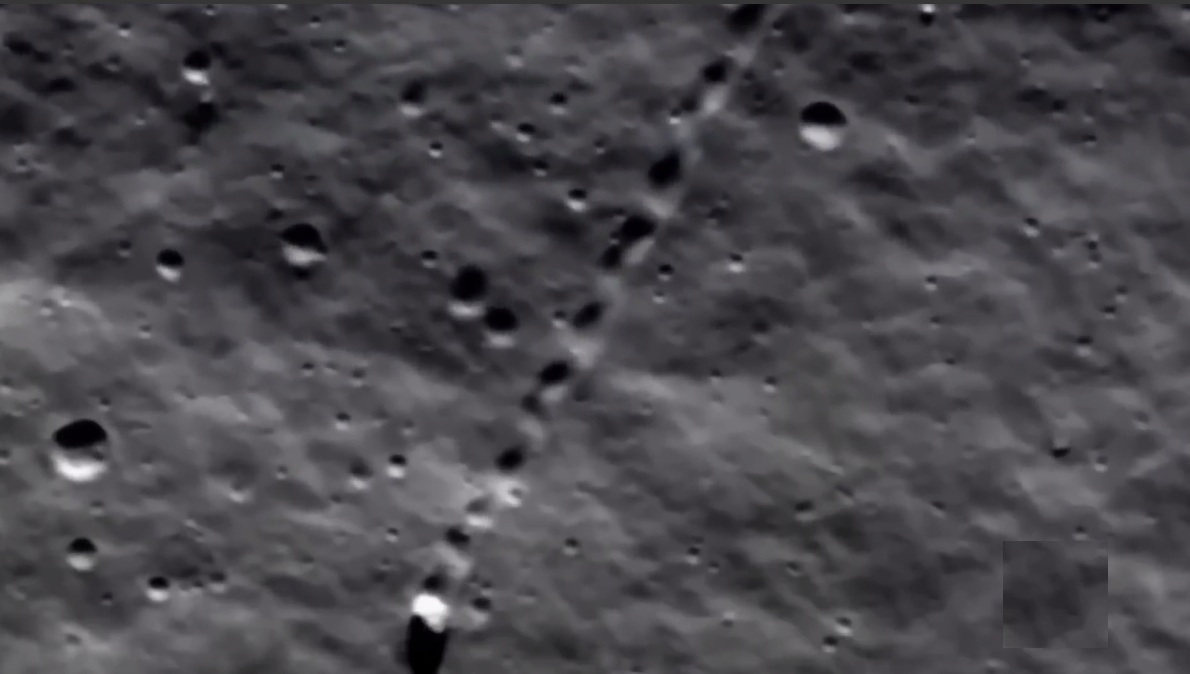 Alunissage FAUSSE dans la
                      "alle de Lune au Texas: une rang�e de pierres
                      est joliment dispos�e