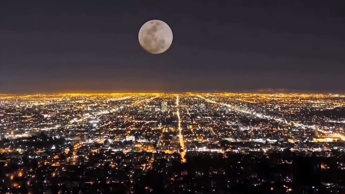 La Lune FAUSSE est un satellite blanc
                      transparent d'espionnage des extraterrestres