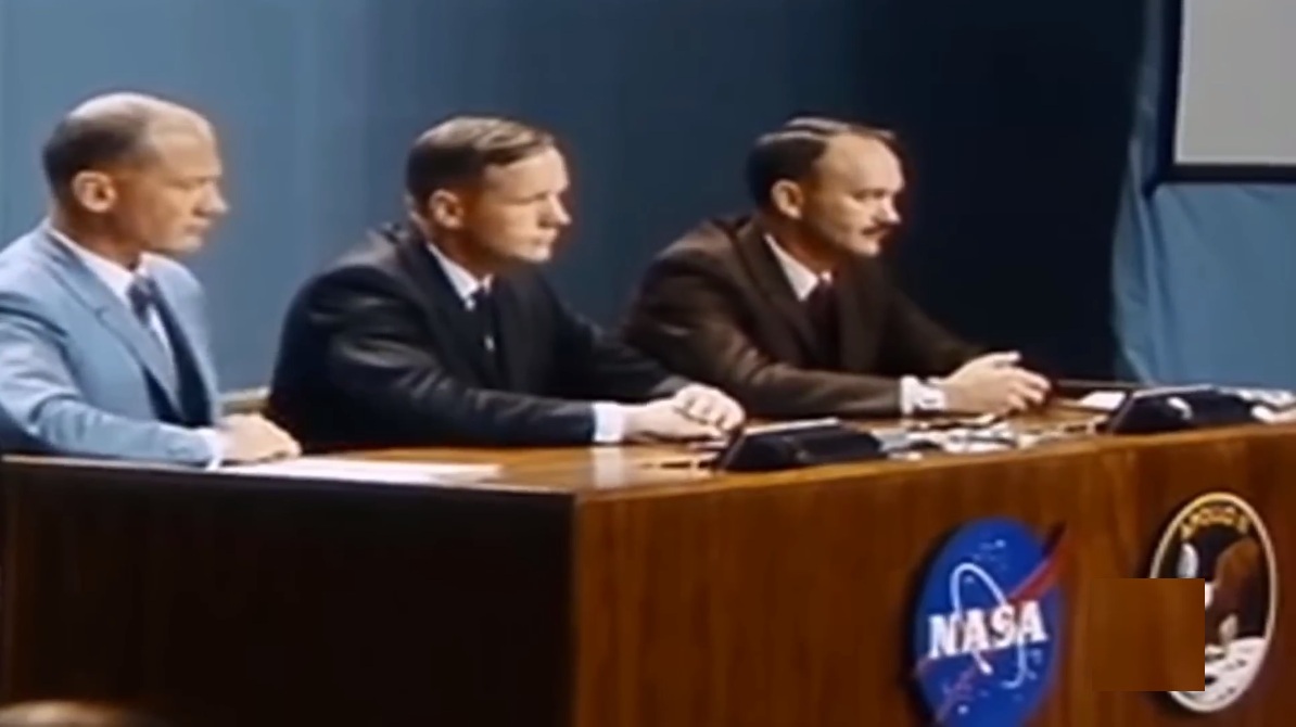 Des astronautes avec des visages sombres