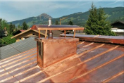 Metalle, Beispiel: Problematisches
                        Kupferdach, das das Wasser vergiftet, wenn
                        saurer Regen draufkommt...