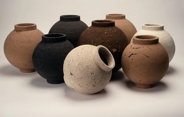 MATERIAL
                    MATTERS: T�pferei aus einer Mischung aus Kaffeesatz
                    und Zeitungspapier