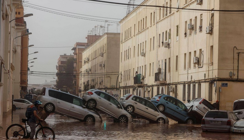November 2024: Valencia nach der
                  Flut mit Auto-Domino