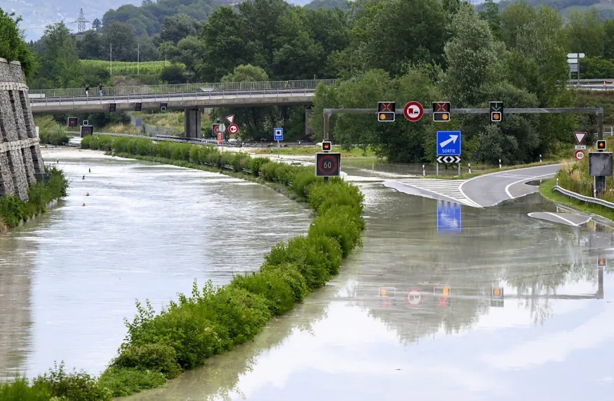 Wallis (Schweiz): �berschwemmte Autobahn, die
                    im Schwemmland der Rhone gebaut wurde, 30.6.2024