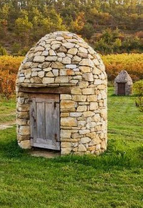 Arte
                  de muro seco: una casa de fuente de muro seco en la
                  localidad de Verri�re, Francia