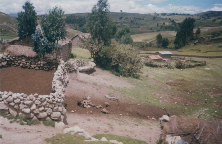 Millpo (Region
                Ayacucho, Peru), Hof der Ureinwohner mit Trockenmauer