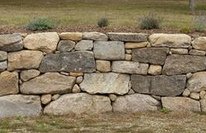 Trockenmauer mit gemischten Steinen