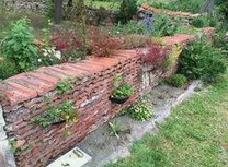 Trockenmauer aus alten Dachziegeln