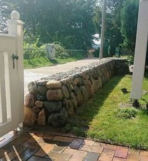 Trockenmauer solo freistehend,
                  Friesenwall Naturgarten