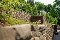 Trockenmauer in Terrassen
                          in einem grossen Garten