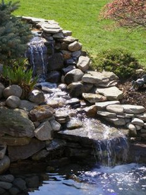 Bach und Teich mit
                    Trockenmauern, die dann nicht mehr trocken bleiben