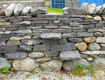 Trockenmauer mit eingebauten Treppenstufen
                    03