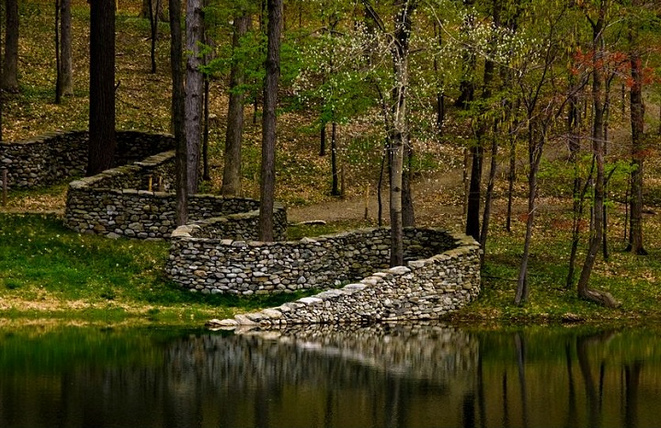 Schlangenf�rmige Trockenmauer wie ein
                    M�ander-Fluss "Storm King Wall" in
                    Mountainville (New York State) 1997