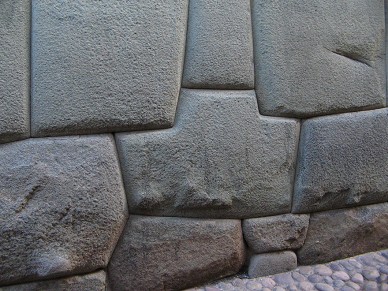 Cusco Jirn
                      Hathumrumiyoq with Inca dry stone wall, 8 cornered
                      stone