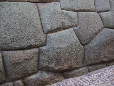 Cusco Jir�n
                      Hathumrumiyoq mit Inka-Trockenmauer, 8-Eckstein