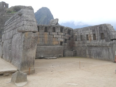 Machu
                      Picchu (Peru), der Haupttempel mit seinen
                      Trockenmauern und Nischen