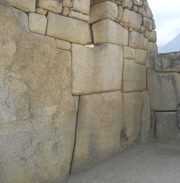 Machu Picchu (Per�), el Templo de los
                              3 Vientos, muro seco perfecto 02