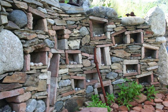 Muro seco con nichos grandes en
                                    el jard�n Sambucs,
                                    Languedoc-Roussillon, Francia