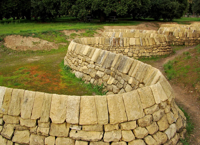 Muro seco en forma
                              de serpiente como un r�o serpenteante por
                              Andy Goldsworthy 2001