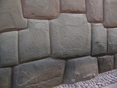 Cusco
                            Jir�n Hathumrumiyoq con muro de los Incas,
                            piedra de 8 puntos