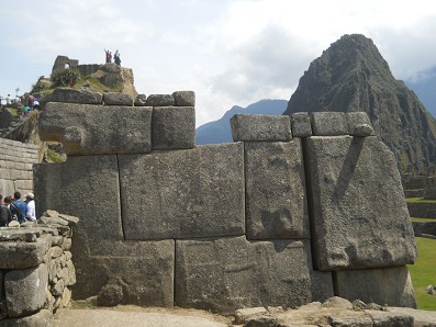 Machu
                              Picchu (Per�), el Templo de los 3 Vientos,
                              muro seco 01