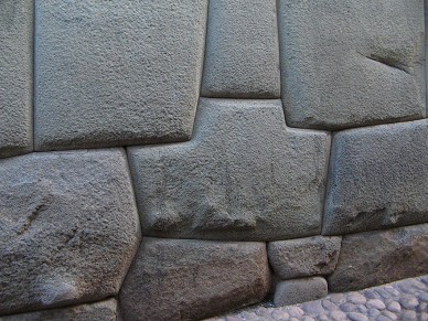 Cusco Jir�n Hathumrumiyoq con muro seco
                            de los Incas, piedra de 8 puntos